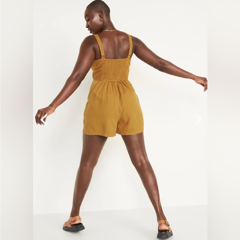 Good condition Old navy utility romper/ jumpsuit/ onsie in mustard yellow/ rust.